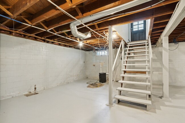 Building Photo - 413 16th Ave SW