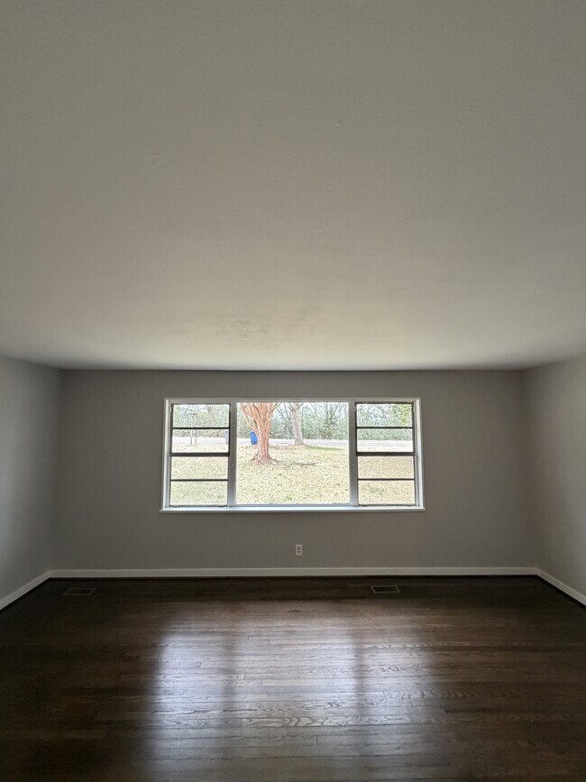 Building Photo - 853 Shades Crest Rd