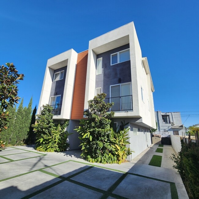 Building Photo - 2406 S Dunsmuir Ave