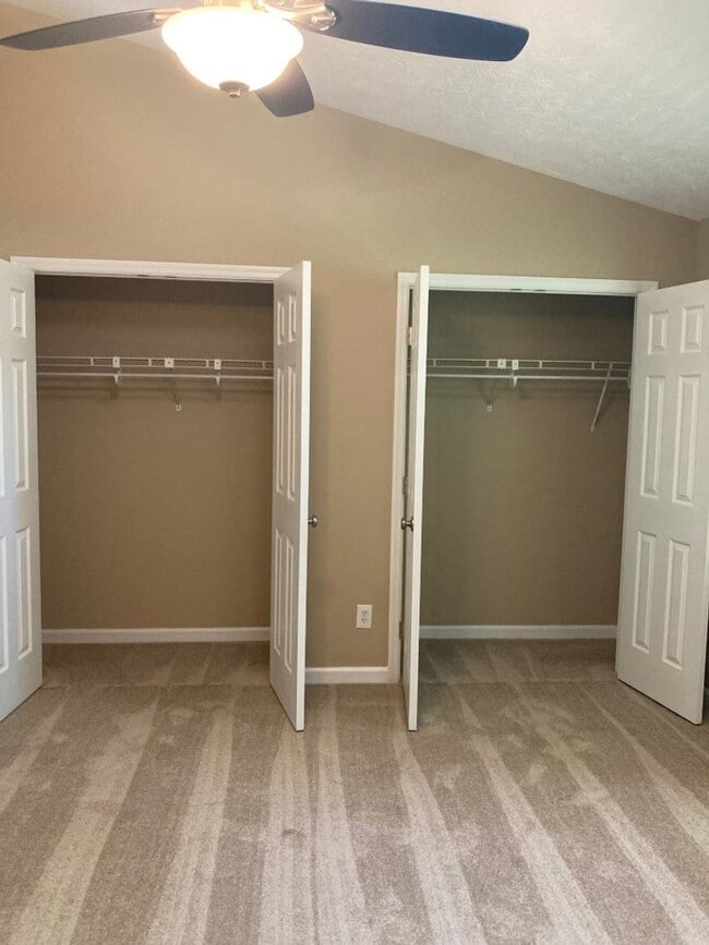 Building Photo - Beautifully Renovated Townhome