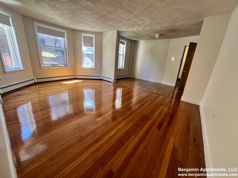 Building Photo - 322 Tappan St