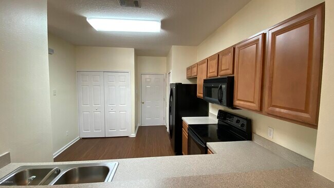 Building Photo - 565 Scrub Jay Dr