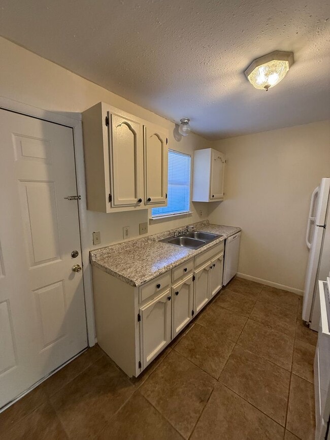 Building Photo - 2BD 1.5BA TOWNHOUSE WITH WATER INCLUDED