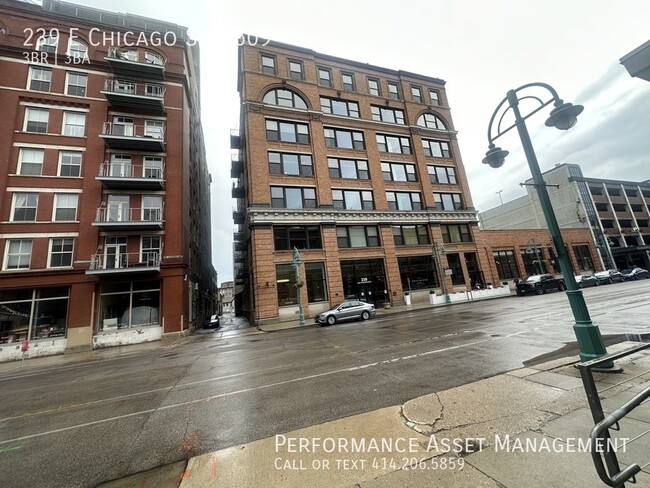 Building Photo - 239 E Chicago St