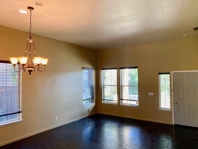Building Photo - 4 Bed with Large Backyard!