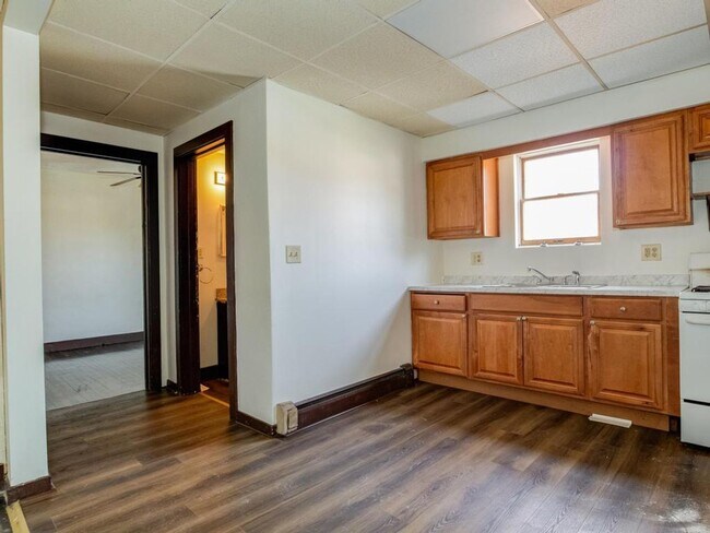 Building Photo - 1418 Lenz Ave