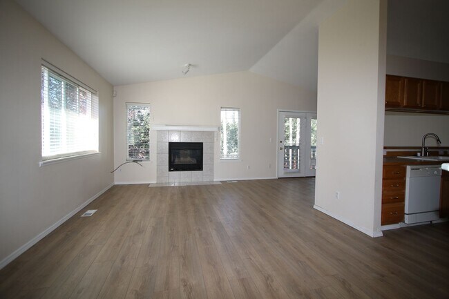 Building Photo - Beautiful 3 Bedroom Eagle River Home