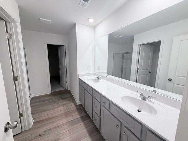 Building Photo - 532 Red Dragon Dr