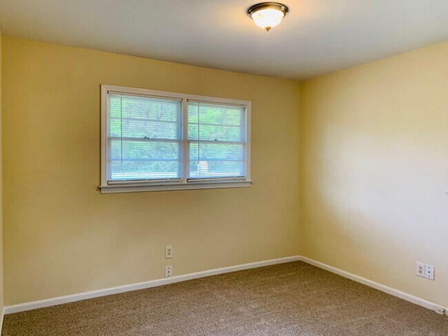 Building Photo - Wow, great location, newly renovated, 4 beds/2 bath, private fenced yard, sun room/office, must see!