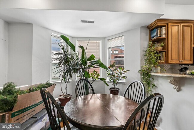 Building Photo - 303 S 11th St