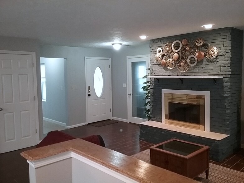 Building Photo - 4501 E Chestnut St