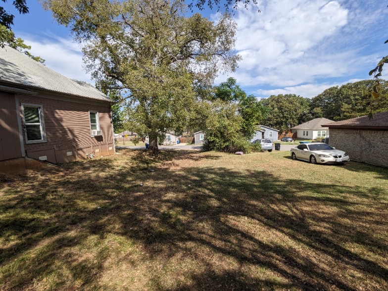 Building Photo - 410 E Day St