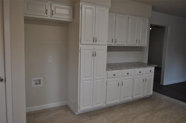Building Photo - 2232 Shady Brook Dr