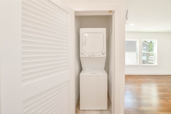 Building Photo - 6620 Lawndale St