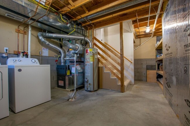 Building Photo - 3 Bedroom / 2 Bath Tri-Level Home Located ...