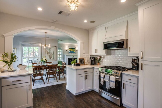 Building Photo - A Stunning, Updated Home in the heart of Dallas