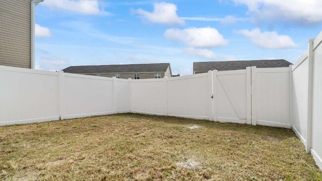 Building Photo - "Charming 2-Bed Townhouse with 2.5 Baths i...