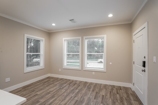 Building Photo - 9330 Crestview Dr