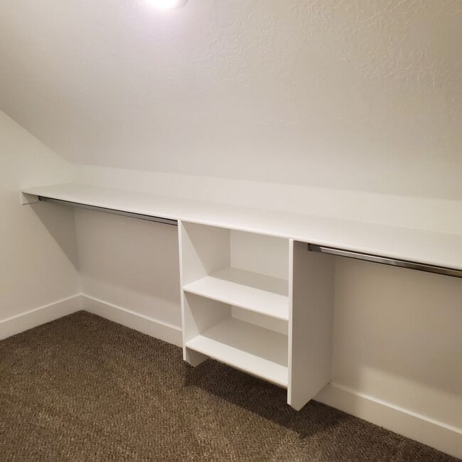 Building Photo - Welcoming 2 Bed, 2.5 Bath Townhouse