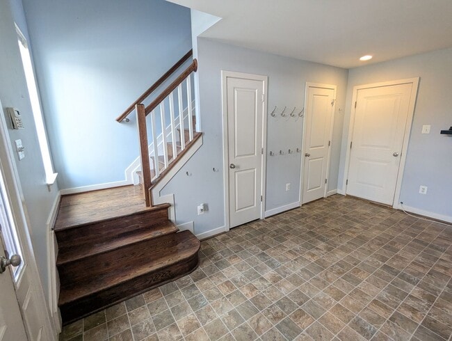 Building Photo - Modern 4 level townhouse available for imm...