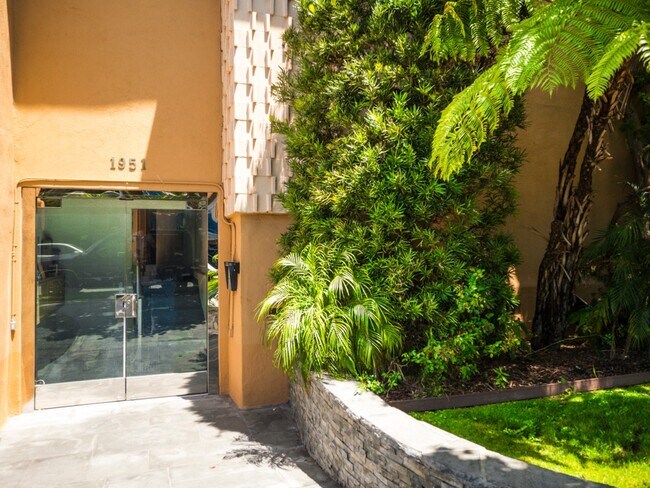 Building Photo - Del Rey Apartments