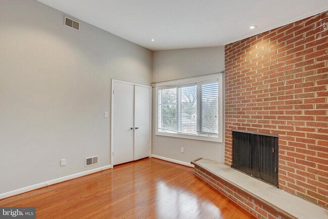 Building Photo - 9801 Clydesdale St