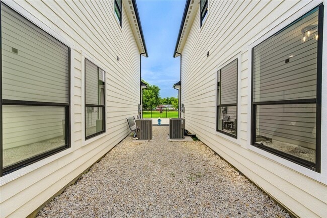 Building Photo - 5831 Banks St