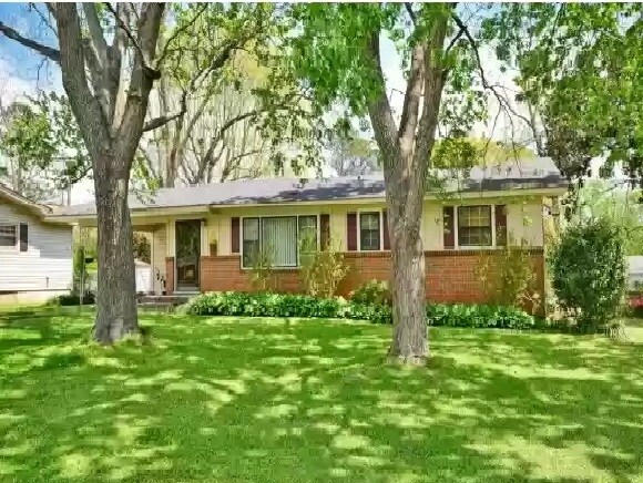 Front of home and mature trees - 610 Avenue C SE