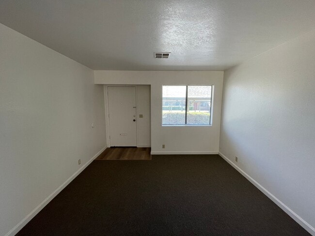 Building Photo - La Tierra Garden Apartments (2 Bed 1 Bath)