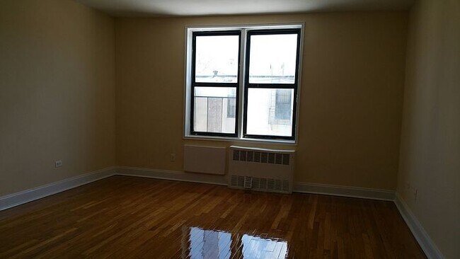 Building Photo - 2475 E 11th St