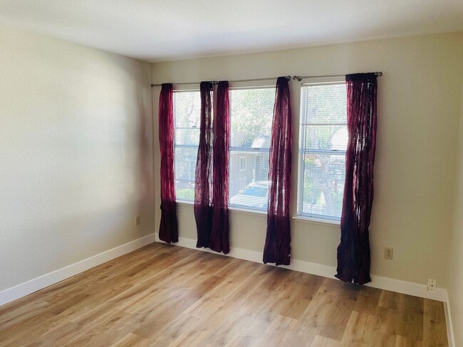 Building Photo - Wonderful 3 Bed 2.5 Bath Townhouse In Mountain View. Beautiful Vinyl Plank Flooring Installed Thr...