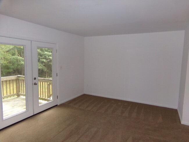 Building Photo - 2 BR Available in Prince George Commons To...