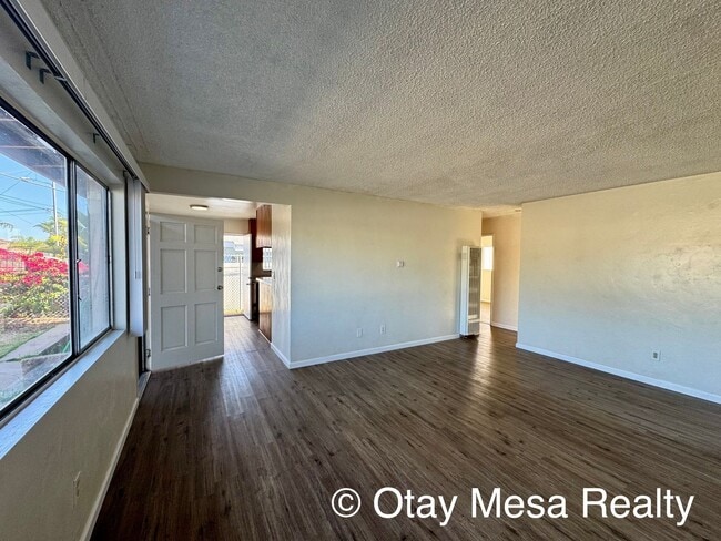 Building Photo - Charming 2-Bedroom Home with Expansive Out...