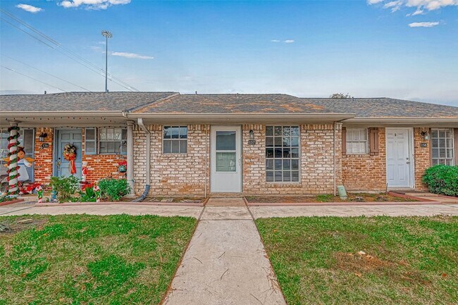 Primary Photo - 1110 W Tri Oaks Ln