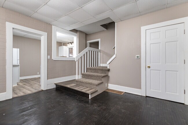 Building Photo - 910 W Locust St