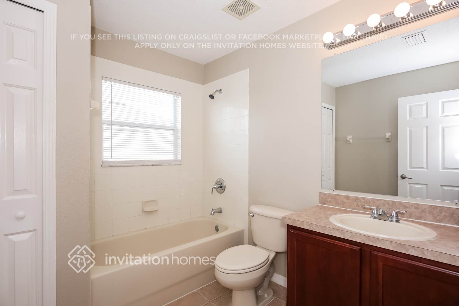 Building Photo - 2458 Hamlet Cir