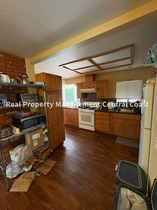 Building Photo - 324 Cuesta Dr