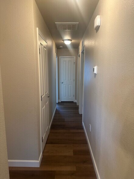 Building Photo - 928 Village Cir