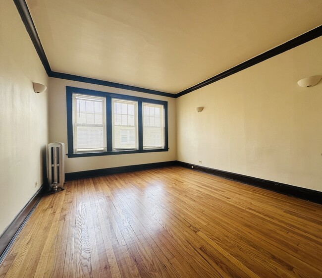 Building Photo - 5058 N Wolcott Ave