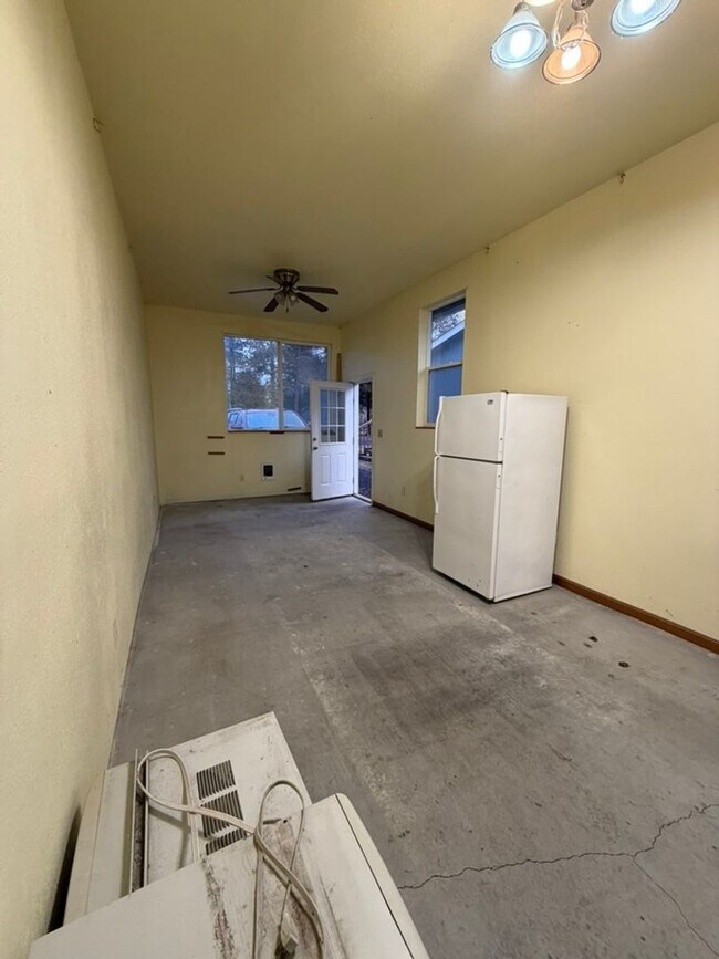 Building Photo - Large 3 Bedroom with Shop