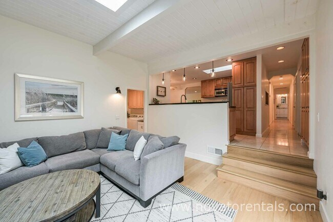 Building Photo - 44 Trish Dr