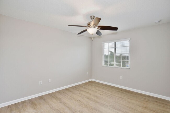 Building Photo - Beautiful 4/2.5 Spacious Home with a Loft Area and a 2 Car Garage Located in Sawgrass Bay - Clerm...