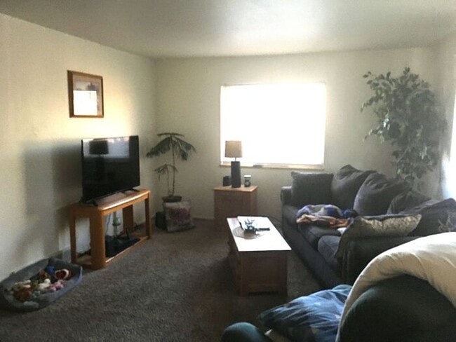 Building Photo - 2 Bedroom/2 Bath Duplex with Attached Gara...