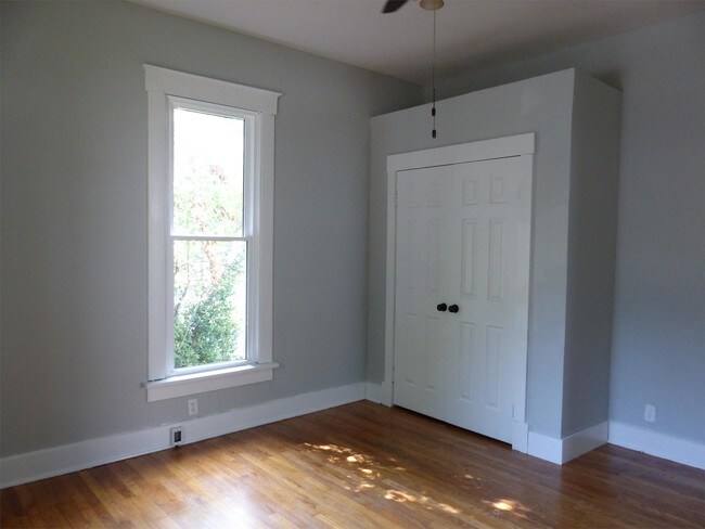 Building Photo - 923 W Elm St