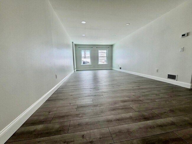 Building Photo - 8 Bergen Ridge Rd