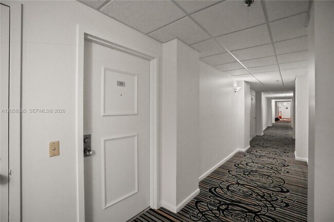 Building Photo - 3200 Port Royale Dr N