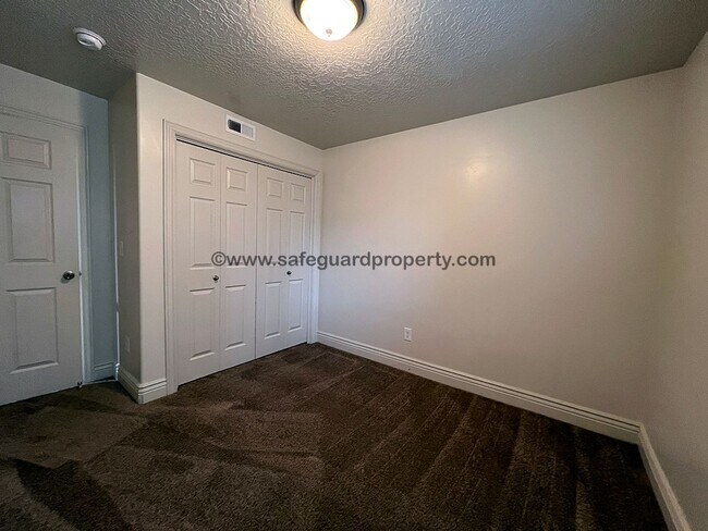 Building Photo - Wonderful 3 Bedroom Condo in Sandy