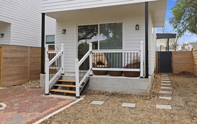 Building Photo - 1208 W Oltorf St