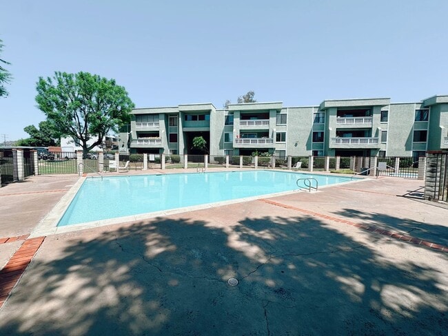 Building Photo - 2 Bedroom, 2 Bath, 1200 square feet, Gated Community