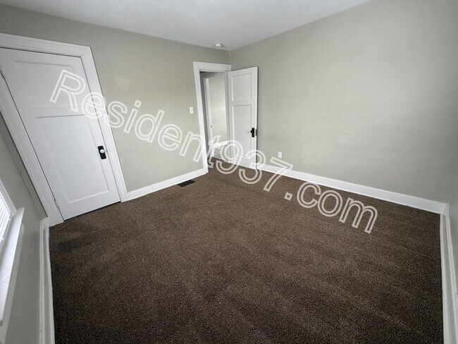 Building Photo - 2 Bed 1 Bath
